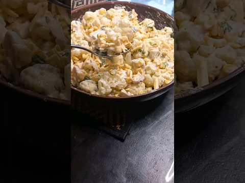 Фантастический салат с курицей, цветной капустой, кукурузой и сыром.