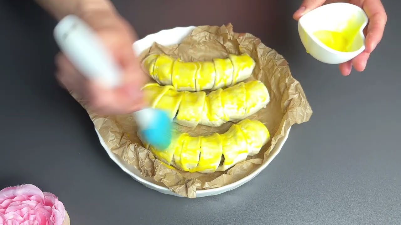 Заверните бананы с шоколадом в слоёное тесто, и вы получите нежнейший десерт.