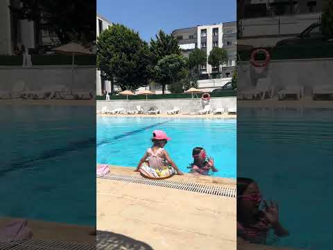 kızlar havuzda