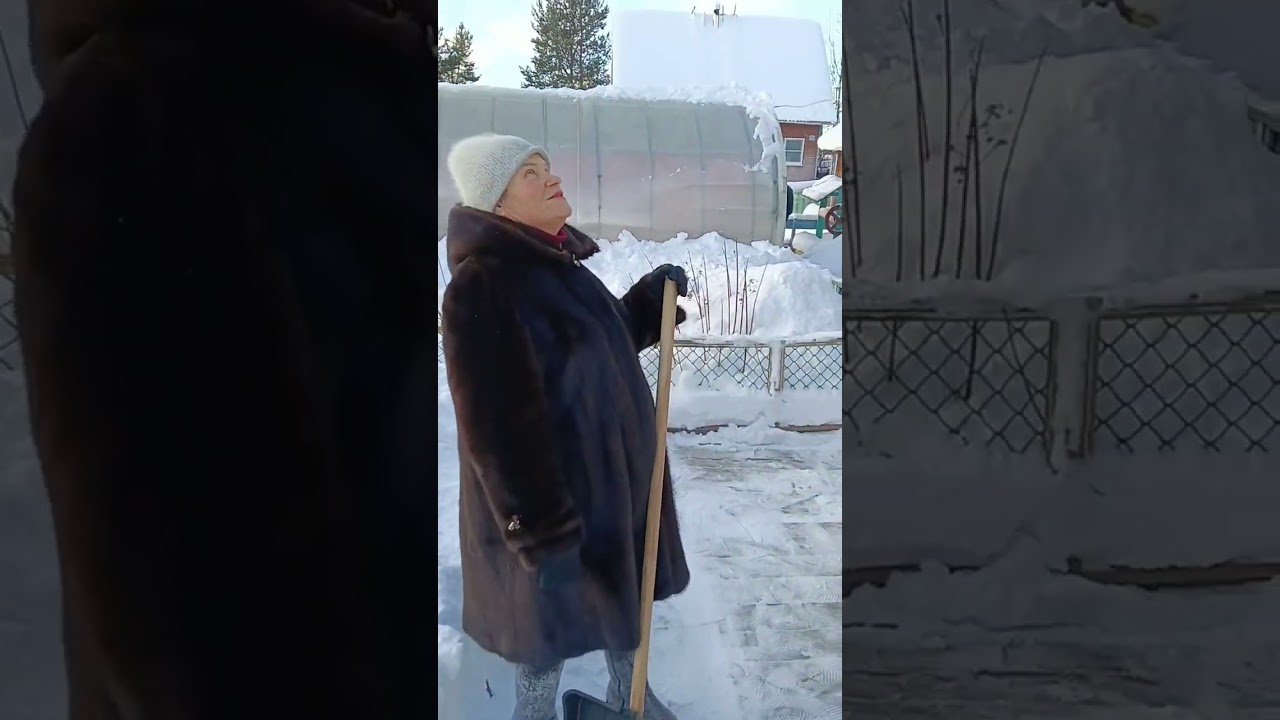 Чистим снег на даче.