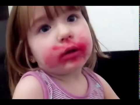 Mariana você comeu meu batom? Não, foi a amora!