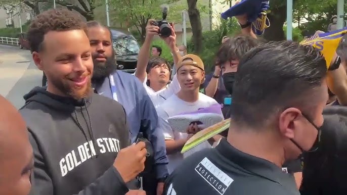 Steph Curry signing autographs in the streets of Japan ✍🇯🇵 - YouTube
