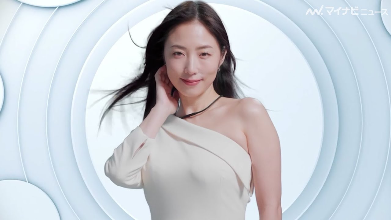 めぐみ 43歳・MEGUMI、肩の形が美しすぎる… ホワイト衣装でクールに決める