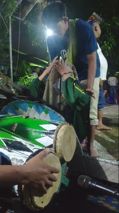 Abang ini kesurupan kuda kepang