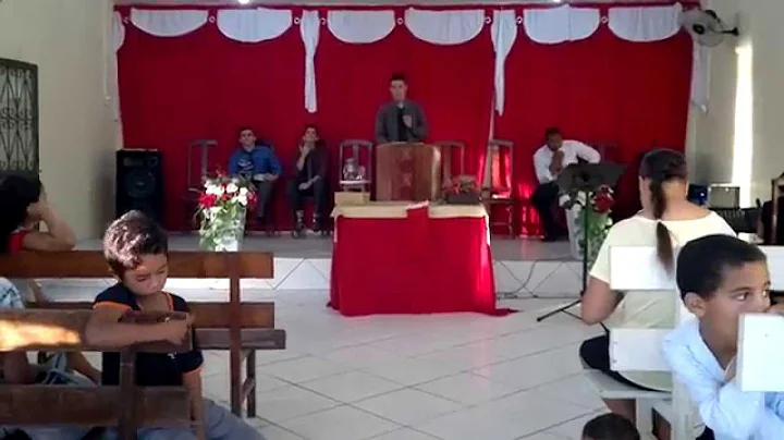 Rafael Custodio ministrando uma palavra de f..