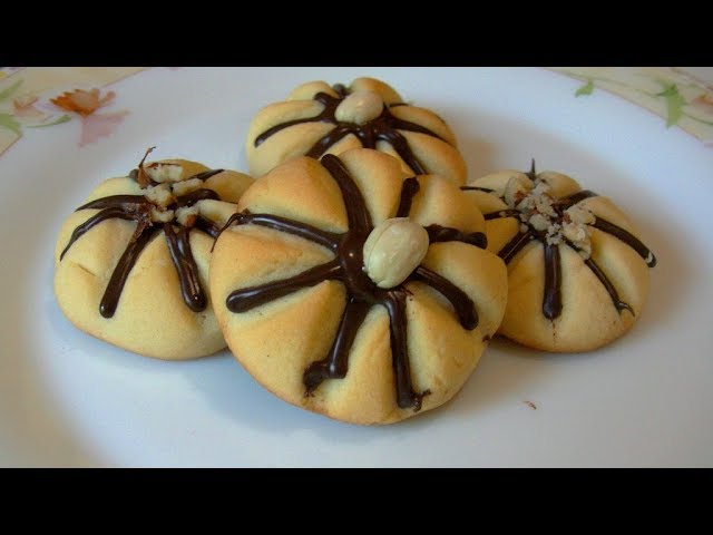 Песочное печенье для детей с шоколадом и орехами .