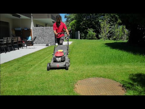 Vídeo: Como você coloca o pneu do cortador de grama?