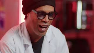 No Laboratório da Amvox, Ronaldinho cria suas “bruxarias”