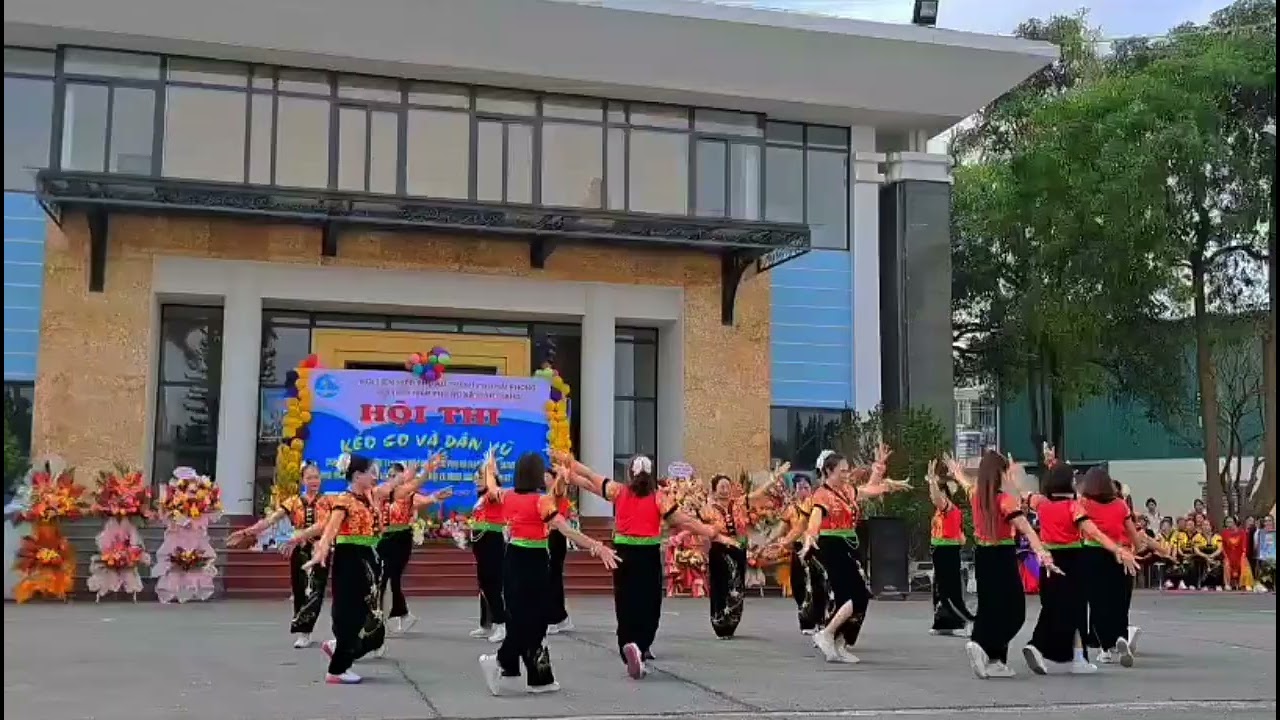 Bài nhảy tiếng khèn mùa ban nở.