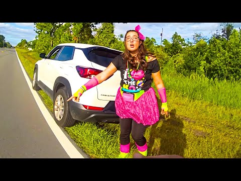 Video Most Aggressive Road-Rager Woman Goes Full Karen Mode & Pepper-Sprays People Over Fender Bender