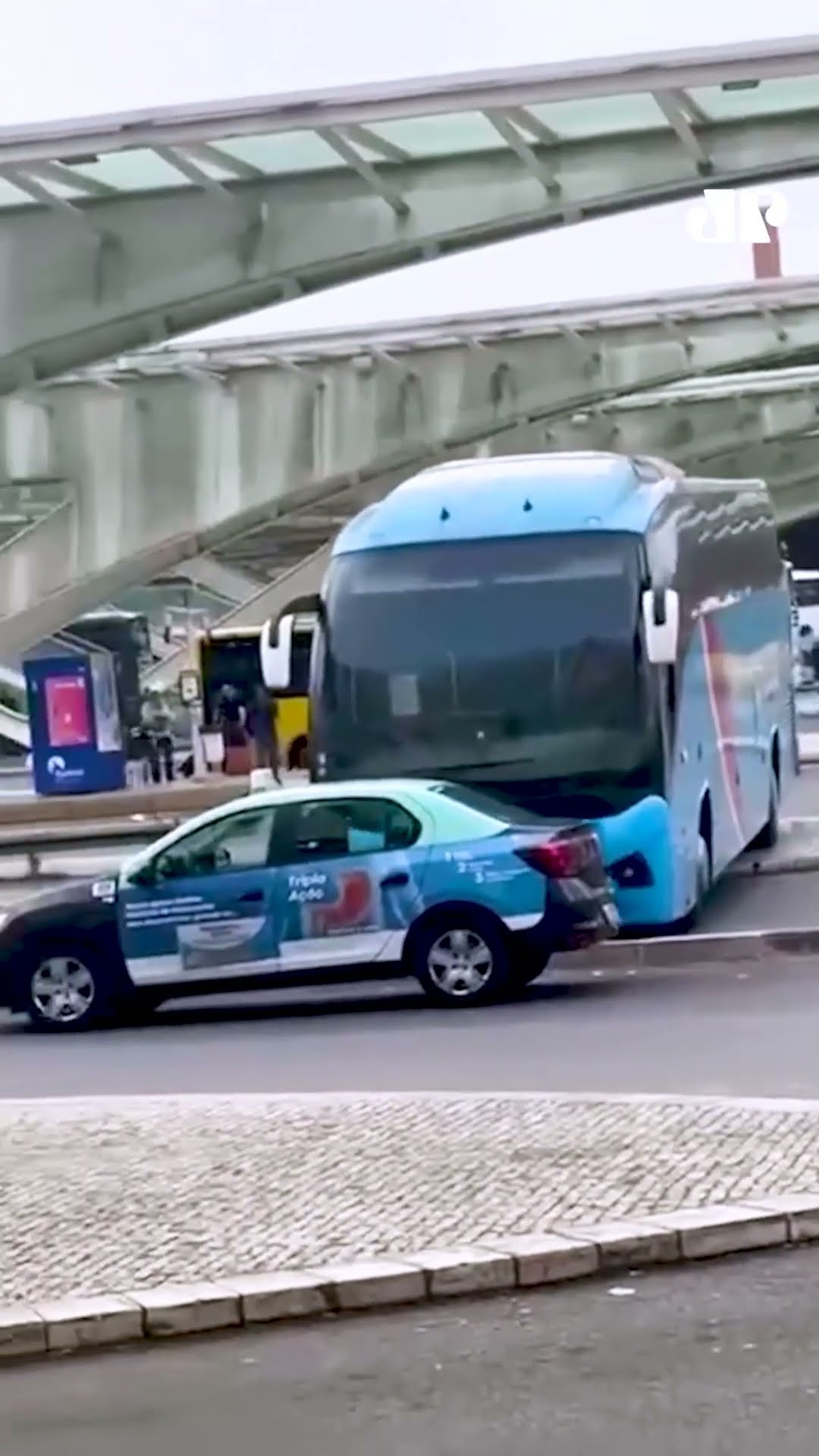 Ônibus desgovernado causa acidente e assusta população de Lisboa, em Portugal #shorts