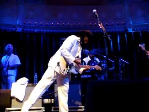 Putar I'm Coming Out (Live in Paradiso, Amsterdam) - Chic