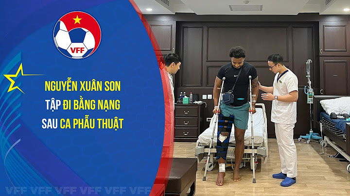 Nguyễn Xuân Son tập đi bằng nạng sau ca phẫu thuật