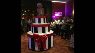 Gateau Surprise Geant Cherie On The Cake Agences Artistiques Par Delice Show