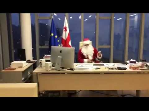 კახა კალაძე სანტას ფორმაში აცეკვდა