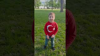 İzmir marşı söyleyerek 23 Nisan 2026 kutlaması yapan tatlı KUZEY