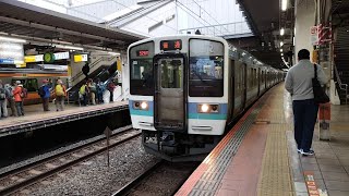 [警笛あり]211系 N327編成 N312編成 回送列車として警笛を鳴らして立川駅4番線をゆっくり発車するシーン