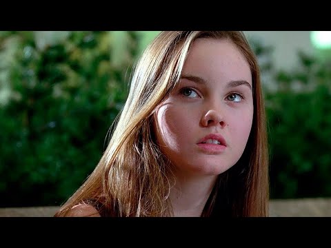 Onlaynda qizning otning shoxini kiritishini tomosha qiling.