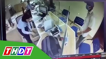 Người đàn ông bịt mặt cầm d.a.o xông vào ngân hàng cướp tiền | THDT