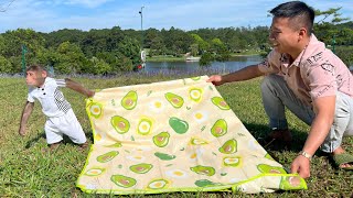 Try not to laugh🤣Cutis begged drags dad picnic to relax outdoors
