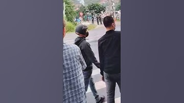 Sáng 20/7 Sư Minh Tuệ ở tại đây dân chờ đảnh lễ thầy và cúng dường thức ăn