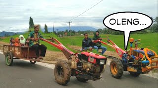 Emak- emak naik Traktor sawah keliling kampung.
