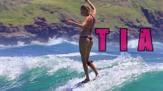 Tia Deighton longboards Emerald Beach (23 Dec 2017)