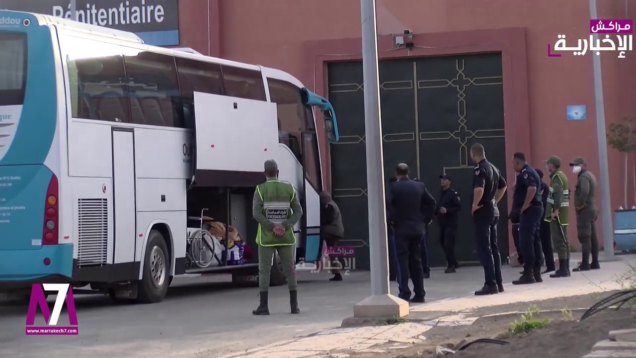 شاهد لحظة مغادرة السجناء لسجن الاوداية بعد العفو الملكي