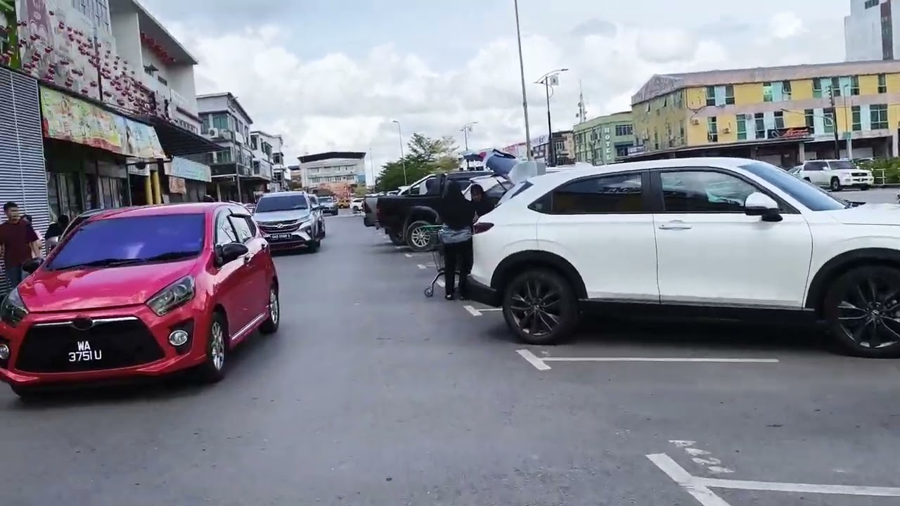 Meronda d bandar dah.tigahari kebanyakkan kedai d tutup