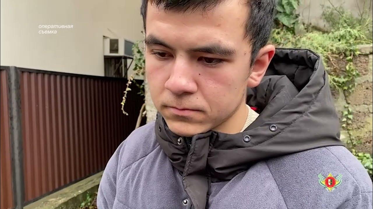 Морщины на лице. Поплывший овал лица. Лицо девушки. Снятие макияжа. Лицо девушки в анфас.