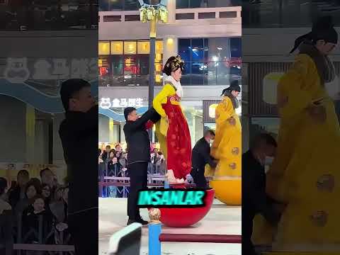 KURBAĞA kostümüyle ŞOV yapan kızlar! 🐸🎪