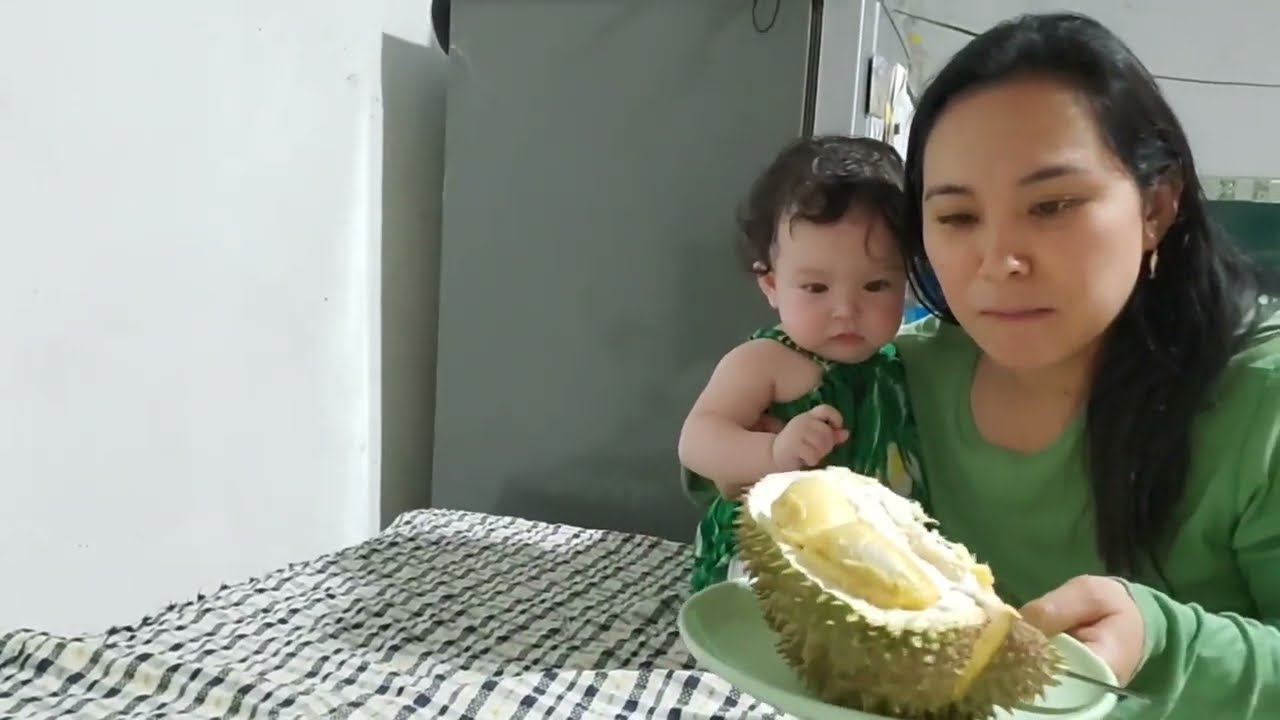 American Baby eating a Durian fruit in the Philippines for the first time!!! 