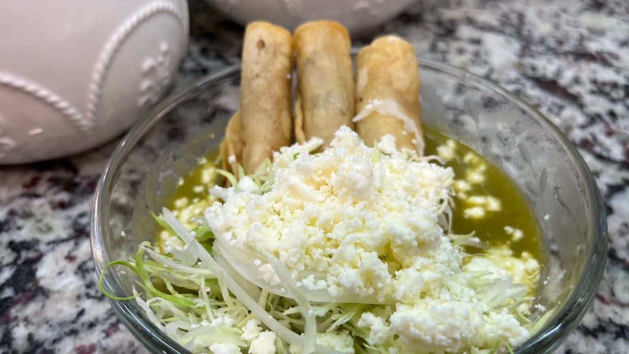 Flautas de carne molida,papa y queso mozarela y una salsa verde pero
