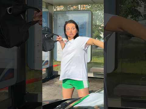 Неожиданная встреча на остановке. 😂 Смешное видео. #shorts