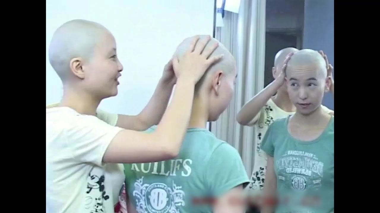 兩位漂亮的年輕尼姑，刮完光頭之後，互摸互相玩耍，其中一位尼姑，刮乾淨之後被理髮店老闆娘反復蹂躪