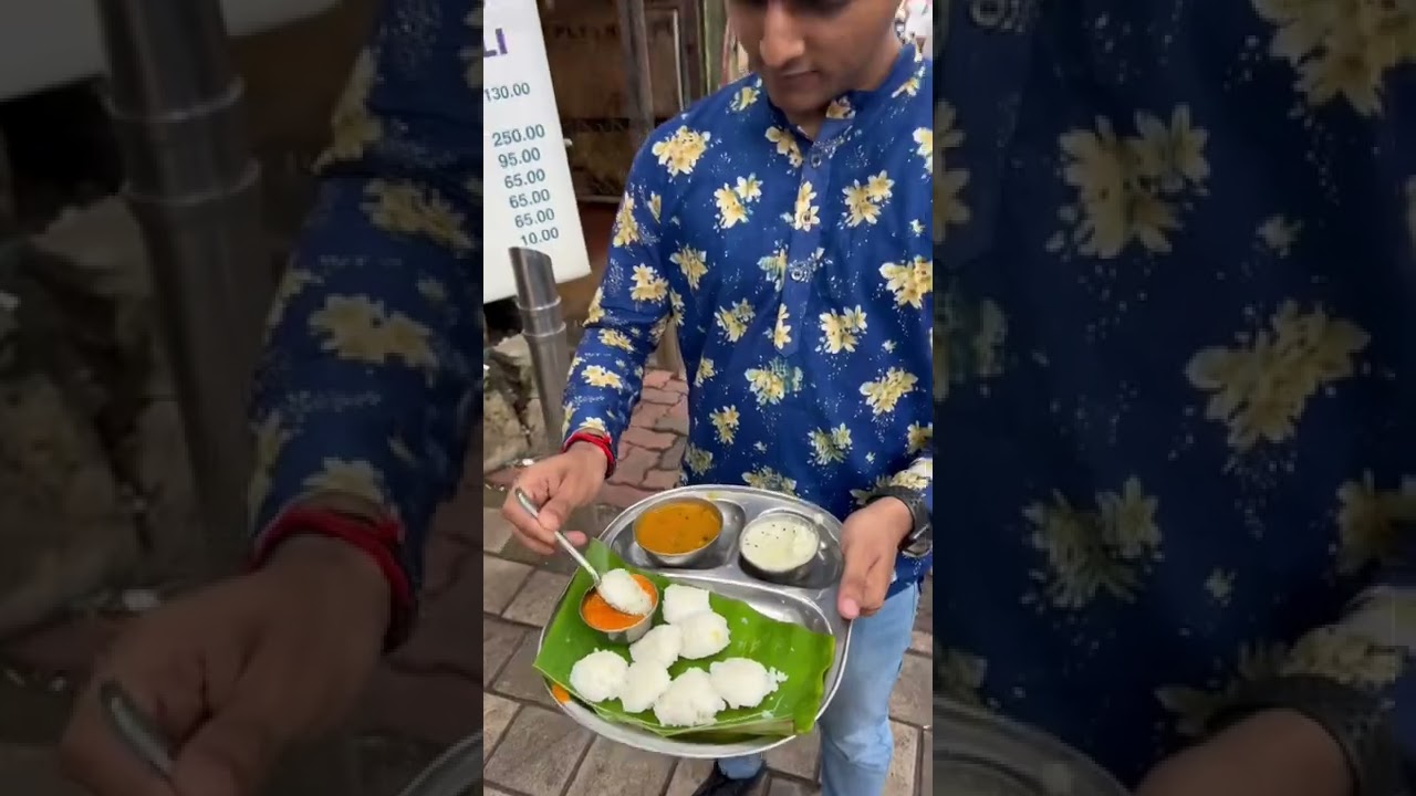 8 idli just for 20₹ at Sion West near Gurukripa 