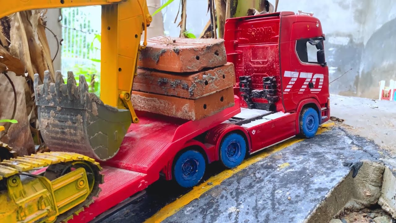 RC Excavator Loading RC Dump Truck 