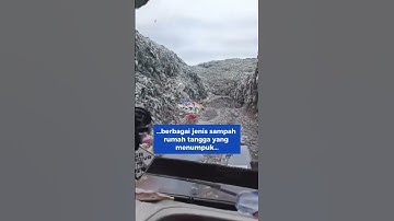 Momen Supir Truk Lewati Lorong Menuju Bagian Dalam Gunung Sampah di Karawang, Baunya Bikin Merinding