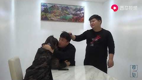 妻子和第三者约会，不料被丈夫逮个正着，男子当场提出离婚，解气