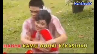 diriku tergoda pandangan pertama kujatuh cinta pada indahnya senyummu