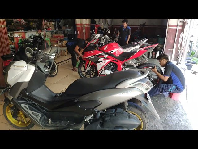 Suasana di bengkel Lucky Motor class=