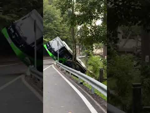 Autobuz rasturnat