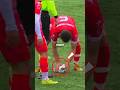 “Se negó a rendirse… y la devolvió a la vida#futbol #shortsfeed #viral #football #respect #shorts