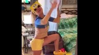 Mikaela Long twerks as Spongebob