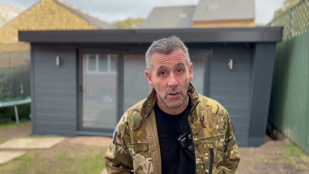 Садовая комната 5 м x 3 м с облицовкой Hardi и обилием светодиодного освещения