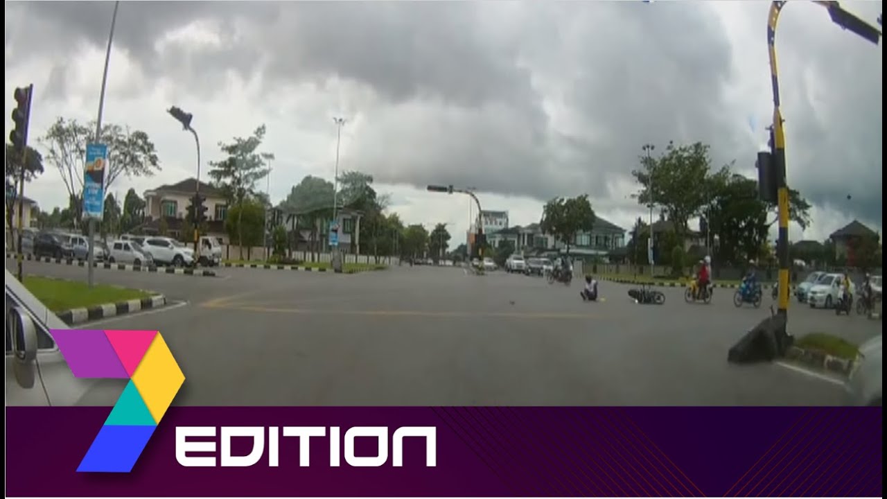 Clickbait | Myvi Runs Red Light, Crashes Into Traffic Light In Sibu ...