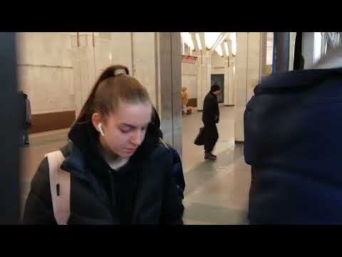 Поезд прибывает на