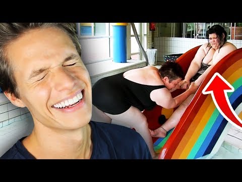 DOME STECKT FEST IM SCHWIMMBAD