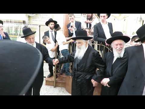 🎷חֲסִידִים וְאַנְשֵׁי מַעֲשֶׂה הָיוּ מְרַקְּדִים: מרן פוה"ד הרב זילברשטיין ורה"י הגרמ"צ ברלין בריקוד