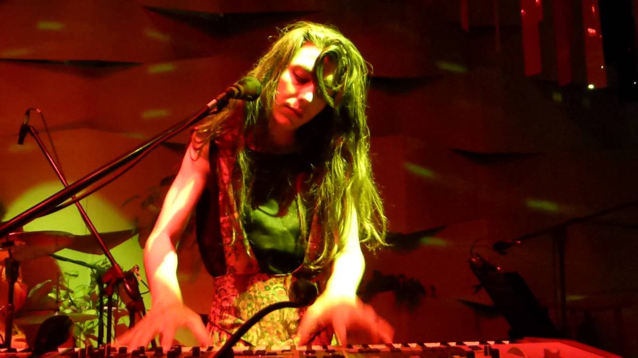 Julia Holter in Lima 'Horns Surrounding Me' (October 12, 2016 Peru) YouTube